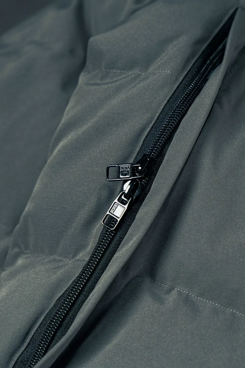 P820 official website synchronizes the top Canada Goose CANADA. GOOSE 42 models ❣️❣️❣️ The new expedition goose limited edition comes from the top domestic development team. It is currently the highest version on the market and in the country (there is no one). You can compare it at will. The top version exclusively for purchase must be high-quality. If there is a better product than mine, the clothes will be given to you. Analysis of the new expedition limited edition: (Trademark): For the chest LOGO, we use exclusively custom-dyed embroidery thread. The imported Behringer embroidery machine truly achieves 100% reproduction and is guaranteed to be completely consistent with ZP. The embroidery thread has zero color difference, the maple leaves are full and clear, and the details are perfect. Different from the crooked and fuzzy embroidery on the market, I honestly don’t know what kind of machine can embroider like this! A fake look! (We can guarantee that no one of our peers is more attentive and professional than us!) (Fabric): The new expedition model is made of exclusive high-end fabrics, abandoning the old expedition 21-count all-round fabric! The front piece is made of 18-count glue, and the back piece (sleeves) is made of a unique combination of pongee wool plaid, which restores the taste that ZP should have. It ensures the comfort and fit of the upper body while ensuring the 5-level cold protection index. It achieves the comfort of the fabric covering the mouth and the 5-level cold protection index of the old Expedition. The difference between market products can be seen at a glance. Cheap fabrics can be used to make sexy underwear, but forget about making down jackets! I really can’t do it without buying the original version and dismantling it! (Accessories): Spend a lot of money to develop private model customization, no matter the cost, as long as every detail is perfect! The original 1:1 mine buckle, the thorns on each buckle are very obvious! It took me 2 months to find the imported cuff ribbing. It is comfortable, warm and feels great! The original one-to-one molded landmine buckle/comma buckle/zipper embryo/four-button buckle/, washed label/dyed cuff thread/are all made with great care! It’s so different from the summer sock-like cuffs on the market that I can’t stand it! What is this! Different from the cheap male models used in the market! It looks too cheap, no contrast means no harm! Size: S-XXL